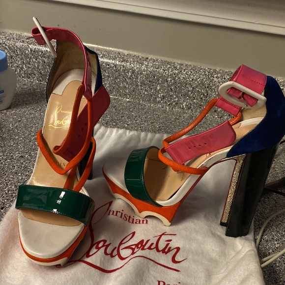 Authentic louboutin shoes - Picture 3 of 7